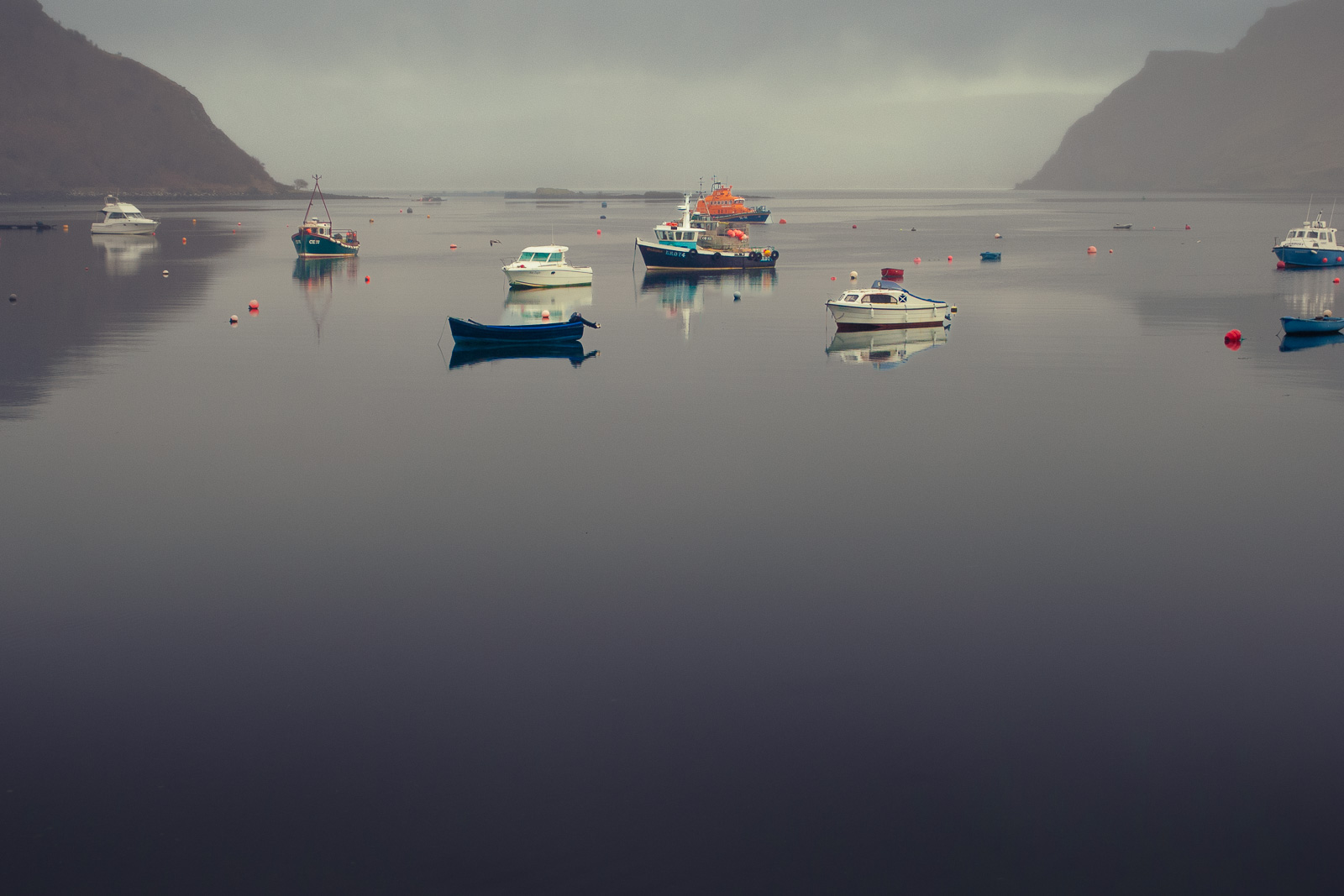 Puerto en la niebla