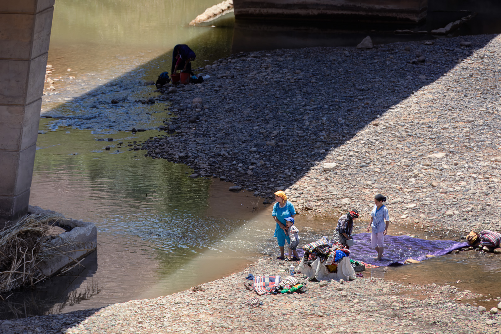 Lavando en el río