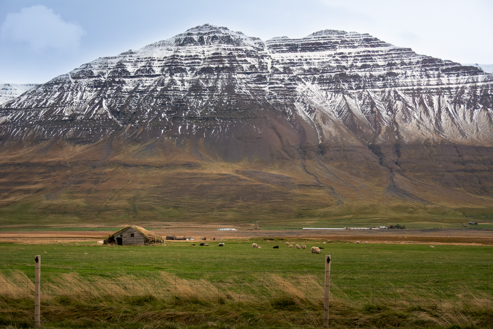 La Casa Bajo la Montaña